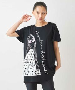 【新しい1日が始まるワクワクと希望を表現】メッゼージプリントアートTシャツ<br><br>◆ デザイン･おすすめポイント ◆<br>サングラスの女の子を脇続きで大胆にプリントしたアートマインドを上げてくれる一枚。刺繍やスパンコールで立体ポイントを付けたアクセントカラーがポイントです。滑らかで優しい肌触りとリラクシーなチュニックフレアシルエット。コンパクトボトムと合わせてデイリー使いにも重宝するおすすめのアイテムです。<br>model:H172 B81 W58 H86 着用サイズ:M<br><br>◆ 素材 ◆<br>希少繊維スーピマコットンを使用したソフトタッチで柔らかい質感のストレッチ素材。綺麗な表情のバイオシル加工でクオリティの高い日本製です。<br><br>-----------------------------------<br>透け感 : なし<br>伸縮性 : なし<br>光沢感 : ややあり<br>生地の厚さ : ふつう<br>-----------------------------------