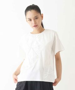 技ありディテールで華やかさのあるこだわりTシャツ<br><br>◆ デザイン･おすすめポイント ◆<br>着心地優しいスムース生地にタイプライター素材を合わせたドッキングデザイン。ラウンドスイッチにスモッキングタック刺繍を加えたオリジナリティあるデザインです。ドロップショルダーにワイド目のお袖で身体のラインを拾わないリラクシーなフォルムも嬉しいポイント。オン・オフ問わず活躍し、さり気なく女性らしさをプラスしてくれるおすすめのアイテムです。<br>model:H172 B81 W58 H97 着用サイズ:M<br><br>◆ 素材 ◆<br>コットン、ポリエステルのストレッチ性あるスムース生地を使用。ハリ感あるタイプライター生地を合わせ、光沢の違う異素材感をプラスします。<br><br>-----------------------------------<br>透け感 : 白のみややあり<br>伸縮性 : 布帛部分なし、ジャージー部分あり<br>光沢感 : なし<br>生地の厚さ : やや薄手<br>-----------------------------------