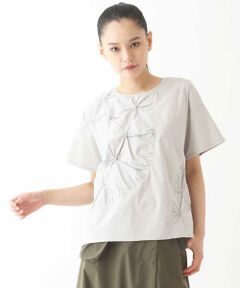 技ありディテールで華やかさのあるこだわりTシャツ<br><br>◆ デザイン･おすすめポイント ◆<br>着心地優しいスムース生地にタイプライター素材を合わせたドッキングデザイン。ラウンドスイッチにスモッキングタック刺繍を加えたオリジナリティあるデザインです。ドロップショルダーにワイド目のお袖で身体のラインを拾わないリラクシーなフォルムも嬉しいポイント。オン・オフ問わず活躍し、さり気なく女性らしさをプラスしてくれるおすすめのアイテムです。<br>model:H172 B81 W58 H97 着用サイズ:M<br><br>◆ 素材 ◆<br>コットン、ポリエステルのストレッチ性あるスムース生地を使用。ハリ感あるタイプライター生地を合わせ、光沢の違う異素材感をプラスします。<br><br>-----------------------------------<br>透け感 : 白のみややあり<br>伸縮性 : 布帛部分なし、ジャージー部分あり<br>光沢感 : なし<br>生地の厚さ : やや薄手<br>-----------------------------------