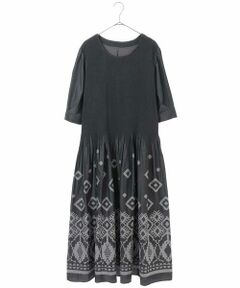 スカート部分に施した太い糸で表現したジオメトリックな柄が印象的なドレス。アーバンエスニックテイストが新鮮なオリジナルのジオメトリック柄のドレスは、ほどよい光沢感が女性らしい品を感じさせる一枚です。シャーリング部分がほどよいフィット感でボディラインをきれいに表現。織物の産地、桐生（群馬県）で織られたMADE IN JAPAN素材を使用。同素材のジャケット【RLJJJ70350】とセットで着こなせば、きちんと感のあるお出かけスタイルに。同じお作りのスカート【RLHJJ71310】もございます。
