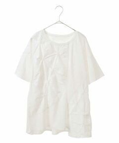 技ありディテールで華やかさのあるこだわりTシャツ<br><br>◆ デザイン･おすすめポイント ◆<br>着心地優しいスムース生地にタイプライター素材を合わせたドッキングデザイン。ラウンドスイッチにスモッキングタック刺繍を加えたオリジナリティあるデザインです。ドロップショルダーにワイド目のお袖で身体のラインを拾わないリラクシーなフォルムも嬉しいポイント。オン・オフ問わず活躍し、さり気なく女性らしさをプラスしてくれるおすすめのアイテムです。<br>model:H172 B81 W58 H97 着用サイズ:M<br><br>◆ 素材 ◆<br>コットン、ポリエステルのストレッチ性あるスムース生地を使用。ハリ感あるタイプライター生地を合わせ、光沢の違う異素材感をプラスします。<br><br>-----------------------------------<br>透け感 : 白のみややあり<br>伸縮性 : 布帛部分なし、ジャージー部分あり<br>光沢感 : なし<br>生地の厚さ : やや薄手<br>-----------------------------------