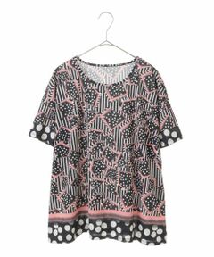 夏の着こなしにアクセントをプラスする個性派プリントTシャツ<br><br>◆ デザイン･おすすめポイント ◆<br>ジオメトリックなドット＆ストライプで配色カラーを加えたBISオリジナルデザイン。クリアな表面のさらりとしたドレープ素材でエレガントな雰囲気もある爽やかなお仕立てです。程よいAラインのトレンド感あるショート丈でシンプルボトムと合わせるだけで洒落感あるスタイリングが完成します。<br>model:H172 B81 W58 H98 着用サイズ:M<br><br>◆ 素材 ◆<br>やや薄手で清涼感のあるポリエステルスムース生地を使用。上品な風合いながらイージーケアな優秀素材です。<br><br>-----------------------------------<br>透け感 : なし<br>伸縮性 : あり　<br>光沢感 : なし<br>生地の厚さ : ふつう<br>-----------------------------------