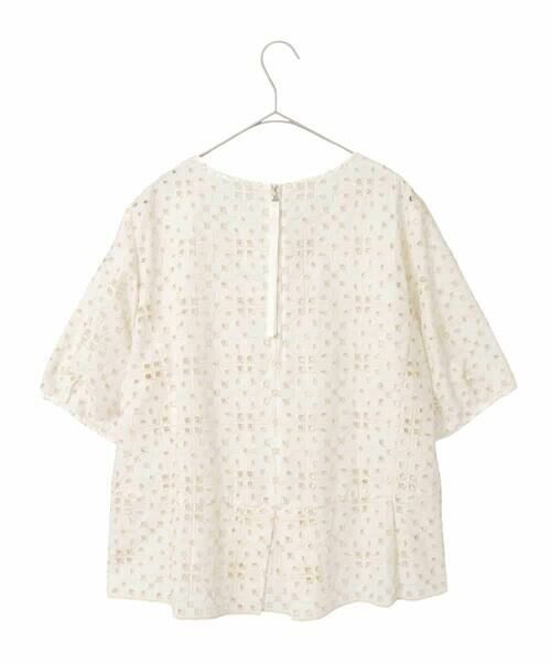 HIROKO BIS GRANDE / ヒロコビス グランデ シャツ・ブラウス | 【大きいサイズ】アイレット刺繍タックヘムブラウス | 詳細1