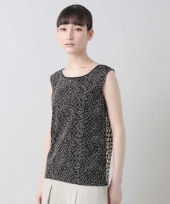 手書き風のフラワーモチーフの総柄がポップでフェミニンな印象のプルオーバー。前と後ろのプリントを逆配色に切り替え前後ろ着用可能な作りになっており一着でニ着分の着こなしが出来ます。布帛生地なのでインナー感なくスタイリングしていただけます。同じシリーズのスカート【RHHGQ22450】とワンピース風のコーディネートもおすすめです。<br>model:H170 B77 W58 H85 着用サイズ:M