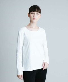 定番のシンプルTシャツ。後ろの襟元にはTRUNKのロゴをプリントしワンポイントを付けています。裾のサイドにスリットを入れ、少し動きを出しながら様々なボトムと合わせやすいデザインに。オールシーズン着回していただける白と黒のご用意です。