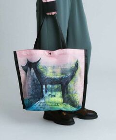 コレクションイメージのDOGデザインをプリントした大きめトートバッグ。薄手で丈夫なポリエステル生地は使い勝手が良くて軽量で持ち運びしやすいのも嬉しいポイント。淡いピンクにアートが映えるオリジナイティ溢れる一品です。