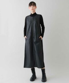 前身頃に合皮を使い合わせたミドルジャージーのジャンパースカートです。今期コレクションの襟元のカッティングを、コードを入れて立体的にふくらませた刺繍で表現しました。バックウエストにはゴムを仕込んでいるためリラクシーな着用感ながらフェミニンなメリハリシルエットに。ワンランク上のスタイリングの叶うフェイクレザー ワンピースは今季おすすめのアイテムです。<br>model:H170 B77 W58 H85 着用サイズ:M