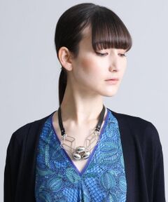 メタルバーとセンターモチーフのコンビネーションがクールモダンな印象のショートネックレス。付けているのを忘れるくらい軽量なお作りで負担が少なく、それでいて存在感のあるデザインがヒロココシノらしいひと品です。首周りは柔らかいチョーカー仕立てのフェイクレザーでブラックが引き締めポイントに。メタルパイプでエッジがありながらさりげなく優しいニュアンスで春のコーデに合わせたいおすすめアイテムです。