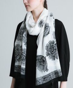 繊細なフラワーパターンをプリントしたオリジナルのテキスタイルが魅力的なデザインストール。コットン100％の薄手の軽やかな生地なので、コンパクトに畳んでバッグインしやすく、寒暖差のある季節にもご活用頂けます。コーディネートに一枚加えれば洗練されたスタイリングに仕上げてくれる今季おすすめのストールです。