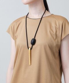 微光沢感のあるコードにボリュームのあるメタルバーとウッドビーズを加えた個性派ネックレス。華やかなゴールドカラー×マットなブラックのコントラストがシックなひと品です。スタイリングに合わせて長さのアレンジができるアジャスター付きなのも嬉しいお作り。シンプルなトップスにプラスワンするだけで、印象的な大人スタイルに仕上げてくれるおすすめアイテムです。