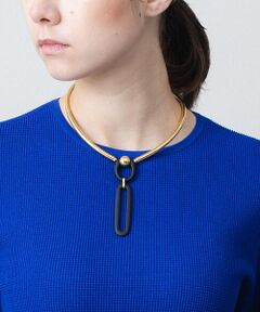 華やかなメタルゴールドにブラックをかけ合わせた和モダンイメージのデザインチョーカー。サークルラインのトップにはマットなモチーフを合わせてキリッと引き締め、存在感たっぷりに仕上げました。シンプルながらもインパクトがあり、首元が寂しい時のワンポイントに最適。いつものスタイリングにプラスするだけでお洒落上級者に見せてくれる今季おすすめのアイテムです。