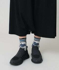 シックなモノトーンで表現した配色デザインが魅力的なニットスニーカー。スポーティーなスリッポンタイプながらもラインアクセントを効かせモード&スタリッシュに仕上げました。履き口リブ仕様で着脱しやすく、かかとはプルストラップ付きの機能的なお作り。軽やかなメッシュ素材でロングシーズン活躍してくれるおすすめのひと品です。