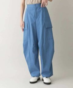 リラクシーな穿き心地を叶えたストレッチカーゴパンツ。カジュアルな印象のワークポケットデザインながらも、洗練されたブルーデニムカラーが幅広いスタイリングにマッチします。タックを加えて緩やかなカーブを表現したボリュームシルエットで上半身をすっきりと演出。タイトなトップスやクロップド丈と合わせるだけでトレンドライクなスタイリングが決まる旬のアイテムです。<br>model:H172 B80 W58 H88 着用サイズ:M
