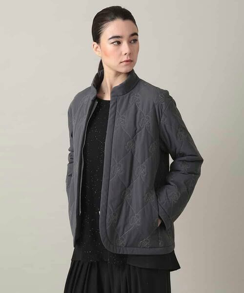 HIROKO KOSHINO / ヒロココシノ ダウンジャケット・ベスト | ロゴ刺繍キルティング中綿入りジャケット（ダークグレー）