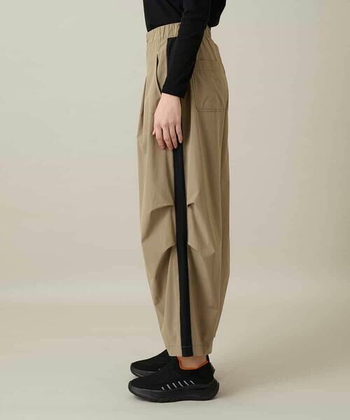 HIROKO KOSHINO / ヒロココシノ チノ・ワークパンツ | 配色ラインカーブタックパンツ | 詳細2