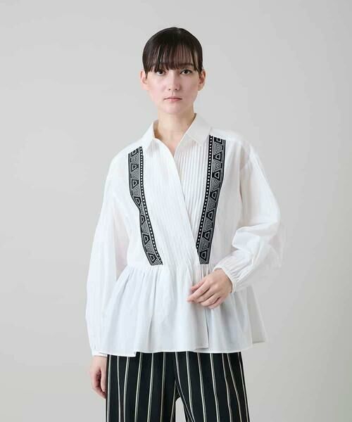 HIROKO KOSHINO / ヒロココシノ シャツ・ブラウス | 刺繍アクセントカシュクールブラウス/洗える（ホワイト）