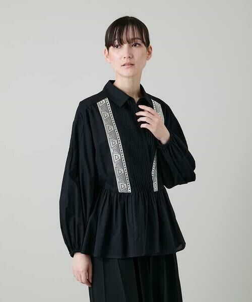 HIROKO KOSHINO / ヒロココシノ シャツ・ブラウス | 刺繍アクセントカシュクールブラウス/洗える（ブラック）