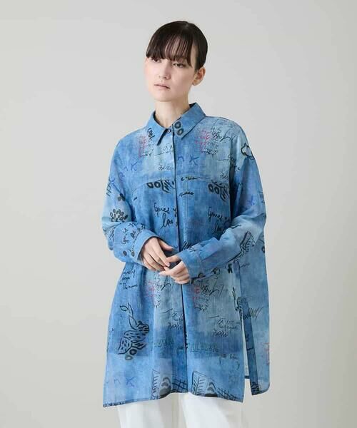 HIROKO KOSHINO / ヒロココシノ シャツ・ブラウス | デニム風アートプリントロングシャツ/洗える（ライトブルー）