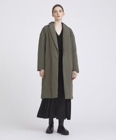 【2022 Autumn&Winter】<br/><br/>バサッと羽織った時の雰囲気が様になるようにサイズ感・肩のドロップ具合・丈など徹底的にこだわり抜いたパディングコート。<br/>ダウンを着用した時にありがちな着ぶくれ感のない洗練されたシルエットなので、ワンピース、ワイドパンツなどゆったりとしたアイテムに羽織ってもすっきりとした印象になります。<br/>様々なアイテムと幅広く合わせられるのが一番のおすすめポイントです。<br/>ダウンのように保温性もありますので、寒い冬にも着用いただけます。<br/><br/>【素材】<br/>表地：ポリエステル／ナイロンの割繊（かっせん）に、綿をプラスすることでナチュラルな風合いときれいめカジュアルな表情をかなえました。<br/>スポーティになり過ぎず、オンオフ問わず着まわしやすくシワになりにくい素材です。<br/>裏地：ウールが高混率のパイルの素材を使用。<br/>合繊のパイルとは異なるナチュラルで温かみのある表情が特徴です。<br/>ウールは国内のリサイクルウールを使用しています。<br/>中綿：ダウンパックのような軽さと膨らみがある保温性に優れた素材を使用しています。<br/><br/>割繊糸（かっせんし）について・・・アルカリ処理をすることで溶ける繊維と溶けない繊維とが混ざった混繊糸のことです。<br/>溶ける繊維部分を溶かして空気が入る隙間を空け、残ったポリエステルフィラメントが割れて極細の糸になるため、エアリーな質感と深みのある発色性が生み出されます。<br/><br/>＊＊＊＊＊＊＊＊＊＊＊＊＊＊＊＊＊＊＊＊＊＊<br/>透け感：なし<br/>裏地：あり<br/>伸縮性：なし<br/>光沢感：ややあり<br/>生地の厚さ：普通<br/>生地の重さ：軽い<br/>ポケット：あり<br/>手洗い：不可<br/>＊＊＊＊＊＊＊＊＊＊＊＊＊＊＊＊＊＊＊＊＊＊<br/><br/>【モデル】<br/>身長:174cm 着用サイズ:2(M)<br/>　