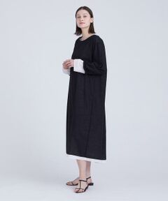 【2023 Pre Spring Collection】<br/><br/>同じ素材を襟ぐりの位置で縫い合わせたシンプルな造りでありながら、リラックス感のあるレイヤードスタイルを楽しめるレイヤードワンピース。<br/><br/>袖口はロールアップして、バイカラーの表情を楽しめます。<br/>ボトムスやジャケットなどの変化により、スタイリングの幅が拡がるデザイン。<br/><br/>素材は80/1のスラブ糸を使用した薄手のコットンローンにワッシャー加工を施し、洗いざらしたようなナチュラル感を表現しました。<br/><br/>※スラブ糸…太さに強弱のあるムラのある糸のこと。<br/>織物の風合いに変化を加えたり素朴感溢れる風合いを増したりします。<br/><br/>＊＊＊＊＊＊＊＊＊＊＊＊＊＊＊＊＊＊＊＊＊＊<br/>透け感：あり<br/>裏地：あり<br/>伸縮性：なし<br/>光沢感：なし<br/>生地の厚さ：薄い<br/>生地の重さ：軽い<br/>ポケット：なし<br/>手洗い：可<br/>＊＊＊＊＊＊＊＊＊＊＊＊＊＊＊＊＊＊＊＊＊＊<br/><br/>【モデル】<br/>身長:175cm  着用カラー:グリーン<br/>身長:177cm　着用カラー:ブラック<br/>　