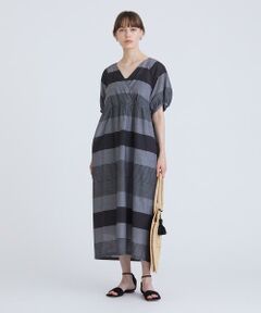 【2023 MID SUMMER COLLECTION】<br/><br/>ボリュームスリーブが印象的なボーダーワンピース。<br/>すっきりとした胸元のＶネックデザインと、モノトーンのカラーで、甘すぎず大人の女性にも着て頂けるシックな雰囲気に仕上げました。<br/>オフボディのリラクシーなシルエットに、シアー感のあるドライタッチの素材で、夏に涼しく着て頂けます。<br/>袖付きのデザインなので、一枚で様になるのもポイントです。<br/>キャミソールドレス付きなので、透けも着にせずに着て頂けます。<br/><br/>＊＊＊＊＊＊＊＊＊＊＊＊＊＊＊＊＊＊＊＊＊＊<br/>透け感：あり<br/>裏地：なし<br/>伸縮性：なし<br/>光沢感：なし<br/>生地の厚さ：薄い<br/>生地の重さ：軽い<br/>ポケット：あり<br/>手洗い：可<br/>＊＊＊＊＊＊＊＊＊＊＊＊＊＊＊＊＊＊＊＊＊＊<br/><br/>【同素材展開アイテム】<br/>品番:30232011010  モノトーンボーダースカート<br/><br/>【モデル】<br/>身長:170cm<br/>　