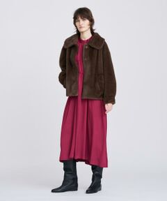 【2023 Autumn&Winter】<br/><br/>ヴィンテージ風の大きめのカラーがポイントのショートジャケット。<br/>ボクシーなシルエットは、パンツ・スカート・ワンピースといった様々なアイテムとスタイリングし易く、オケージョナルなシーンでも合わせやすいバランスです。<br/><br/>リアルミンクの様な毛並みと艶のあるフェイクファー素材を使用。<br/>軽さと柔らかさのあるエレガントなアウター素材です。<br/><br/>＊＊＊＊＊＊＊＊＊＊＊＊＊＊＊＊＊＊＊＊＊＊<br/>透け感：なし<br/>裏地：なし<br/>伸縮性：なし<br/>光沢感：なし<br/>生地の厚さ：普通<br/>生地の重さ：普通<br/>ポケット：あり<br/>手洗い：不可<br/>＊＊＊＊＊＊＊＊＊＊＊＊＊＊＊＊＊＊＊＊＊＊<br/><br/>【スタッフ着用コメント】<br/>スタッフ:E<br/>身長:166cm/普段サイズ:M～L/着用サイズ:M<br/>サイズ感:ゆったりとしたボックスシルエット。<br/>素材感:リアルミンクのような毛並みと艶感。肌触りがとてもよく、肩こりもしない軽量ジャケット。扱いやすいフェイクファー素材。<br/>着用感:ヴィンテージ感漂う大きめの襟、腰まで隠れスタイリングしやすい丈感、丸みのある女性らしいフォルムで、オン・オフ問わず楽しめます。スナップボタンで開閉もスムーズ、ポケットもあり機能性も充実。<br/><br/>【モデル】<br/>身長:170cm　着用カラー:グレージュ<br/>身長:175cm　着用カラー:ブラウン<br/>　