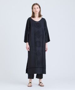 【2024 Spring&Summer】<br/><br/>身頃と袖に、大胆にモザイクモチーフをカットワーク刺繍したワンピース。<br/>身頃はすっきりとした縦長のストレートシルエットで、袖口と裾のスリットを入れ抜け感のある印象に仕上げました。<br/>前後異なるネックラインで、前後２WAYで着て頂けます。<br/><br/>素材は柔らかな中肉のコットンリネンを使用。<br/>モザイク調のモチーフを同色カラーでカットワーク刺繍しています。<br/><br/>＊アンダードレス付き<br/><br/>＊ご覧になるスマートフォン、パソコンなどの環境により、モデル着用画像と製品のカラーが異なる場合がございます。商品の色味は商品単体画像をご参照ください。<br/><br/>＊＊＊＊＊＊＊＊＊＊＊＊＊＊＊＊＊＊＊＊＊＊<br/>透け感：カットワーク部分はあり<br/>裏地：なし<br/>伸縮性：なし<br/>光沢感：なし<br/>生地の厚さ：中肉<br/>生地の重さ：軽い<br/>ポケット：あり<br/>手洗い：可<br/>＊＊＊＊＊＊＊＊＊＊＊＊＊＊＊＊＊＊＊＊＊＊<br/><br/>【同素材展開アイテム】<br/>品番:30241012150　モザイクプリントエンブロイダリーパンツ<br/><br/>【モデル】<br/>身長:175cm　着用カラー:ライトベージュ、ブラック<br/>身長:177cm　着用カラー:ターコイズ　