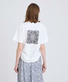 【2024 Spring&Summer】<br/><br/>繊細なステンドグラスからインスパイアされたモノトーンのバッグプリントTシャツ。<br/><br/>ヘヴィーウエイトの代表格とも言える一枚で、よれにくく、透けにくいため1枚で着ても様になる万能素材です。<br/><br/>＊＊＊＊＊＊＊＊＊＊＊＊＊＊＊＊＊＊＊＊＊＊<br/>透け感：なし<br/>裏地：なし<br/>伸縮性：あり<br/>光沢感：なし<br/>生地の厚さ：中肉<br/>生地の重さ：普通<br/>ポケット：なし<br/>手洗い：可<br/>＊＊＊＊＊＊＊＊＊＊＊＊＊＊＊＊＊＊＊＊＊＊<br/><br/>【同シリーズTシャツ】<br/>品番:30241015080　カレイドスコーププリントTシャツ<br/><br/>【モデル】<br/>身長:175cm<br/>　