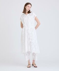 【2024 Spring&Summer】<br/><br/>ゆったりストレートのシルエットで、全面にシフリー刺繍がされた贅沢なワンピース。<br/>襟と肩部分はミシンステッチで身頃のシフリー刺繍とは違った表情になっています。<br/>またフルレングスのワンピースよりやや短めの着丈で、アンダーパンツ等のコーディネートもおすすめです。<br/>素材はシフリー機と呼ばれる刺繍機でボーラ(穴)を開けながら刺繍したエンブロイダリー生地を使用。<br/>針数が多く、密に刺繍している為、柄が立体的にクリアに見えます。<br/><br/>＊＊＊＊＊＊＊＊＊＊＊＊＊＊＊＊＊＊＊＊＊＊<br/>透け感：ややあり<br/>裏地：なし<br/>伸縮性：なし<br/>光沢感：なし<br/>生地の厚さ：中<br/>生地の重さ：普通<br/>ポケット：あり<br/>手洗い：可<br/>＊＊＊＊＊＊＊＊＊＊＊＊＊＊＊＊＊＊＊＊＊＊<br/><br/>【同素材展開アイテム】<br/>品番:30241012180　シフリー刺繍パンツ<br/><br/>【モデル】<br/>身長:175cm<br/>　