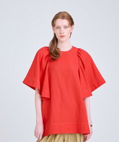 【2024 Early Summer Collection】<br/><br/>太番手の配色ステッチをポイントに、少しクラフト感を感じさせるデザインブラウス。<br/>フレアがたっぷり入ったスリーブは少し丈もあり、上品さがあります。<br/><br/>素材はタテ糸にレーヨン×ポリエステル、ヨコ糸にポリエステル×リネンを交織した素材です。<br/>リネンのスラブ感にタンブラー加工でナチュラルなシワ感をプラスしました。<br/>清涼感のある肌触りのサラッとした素材です。<br/><br/>＊＊＊＊＊＊＊＊＊＊＊＊＊＊＊＊＊＊＊＊＊＊<br/>透け感：なし<br/>裏地：なし<br/>伸縮性：なし<br/>光沢感：なし<br/>生地の厚さ：薄い<br/>生地の重さ：軽い<br/>ポケット：なし<br/>手洗い：可<br/>＊＊＊＊＊＊＊＊＊＊＊＊＊＊＊＊＊＊＊＊＊＊<br/><br/>【同素材展開アイテム】<br/>品番:30242014040　バイカラーステッチコクーンワンピース<br/><br/>【モデル】<br/>身長:177cm<br/>　