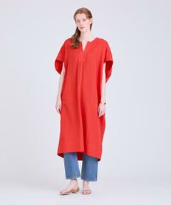 【2024 Early Summer Collection】<br/><br/>太番手の配色ステッチをポイントに、少しクラフト感を感じさせるデザインのコクーンワンピース。<br/>バックシルエットにたっぷりと分量を持たせ、ドレープを出しています。<br/>その為、後下りの付いた前後差のある着丈。<br/>リゾート感のある夏らしいデザインです。<br/><br/>素材はタテ糸にレーヨン×ポリエステル、ヨコ糸にポリエステル×リネンを交織した素材です。<br/>リネンのスラブ感にタンブラー加工でナチュラルなシワ感をプラスしました。<br/>清涼感のある肌触りのサラッとした素材です。<br/><br/>＊＊＊＊＊＊＊＊＊＊＊＊＊＊＊＊＊＊＊＊＊＊<br/>透け感：なし<br/>裏地：なし<br/>伸縮性：なし<br/>光沢感：なし<br/>生地の厚さ：薄い<br/>生地の重さ：軽い<br/>ポケット：あり<br/>手洗い：可<br/>＊＊＊＊＊＊＊＊＊＊＊＊＊＊＊＊＊＊＊＊＊＊<br/><br/>【同素材展開アイテム】<br/>品番:30242013020　バイカラーステッチブラウス<br/><br/>【モデル】<br/>身長:177cm<br/>　