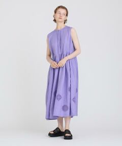 【2024 Early Summer Collection】<br/><br/>繊細なクロシェ編み風のレースを裾にパッチワークした、クラフト感漂うワンピース。<br/>レースはビンテージレースの柄をアレンジし、幾何や花柄の大小異なレースをオリジナルで作りました。<br/>たっぷりとした分量感の裾は、レース部分が透けて、軽やかで涼し気な雰囲気です。<br/><br/>ソフトな肌触りの平織りのリネン100％素材。<br/>生地は厚すぎず、薄すぎずで夏に涼しく着て頂けます。<br/><br/>＊＊＊＊＊＊＊＊＊＊＊＊＊＊＊＊＊＊＊＊＊＊<br/>透け感：単色はわずかりあり<br/>裏地：なし<br/>伸縮性：なし<br/>光沢感：なし<br/>生地の厚さ：薄い<br/>生地の重さ：軽い<br/>ポケット：あり<br/>手洗い：可<br/>＊＊＊＊＊＊＊＊＊＊＊＊＊＊＊＊＊＊＊＊＊＊<br/><br/>【モデル】<br/>身長:171cm<br/>　