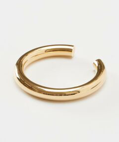 【Fall/Winter 2024】<br/><br/>メーカー品番:BOLD BANGLE BRASS GOLD PLATED<br/><br/>　【SASKIA DIEZ/サスキアディツ】<br/>デザイナーのサスキア ディアスが2007年に立ち上げた、ドイツ・ミュンヘン発のジュエリーブランド。<br/>「人が身につけたときに最も美しいジュエリー」をコンセプトとして展開。<br/>年齢、性別を選ばず幅広いシチュエーションで着用できるアイテムは、シンプルで美しいラインが人気のブランド。