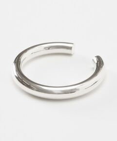 【Fall/Winter 2024】<br/><br/>メーカー品番:BOLD BANGLE BRASS SILVER PLATED<br/><br/>　【SASKIA DIEZ/サスキアディツ】<br/>デザイナーのサスキア ディアスが2007年に立ち上げた、ドイツ・ミュンヘン発のジュエリーブランド。<br/>「人が身につけたときに最も美しいジュエリー」をコンセプトとして展開。<br/>年齢、性別を選ばず幅広いシチュエーションで着用できるアイテムは、シンプルで美しいラインが人気のブランド。