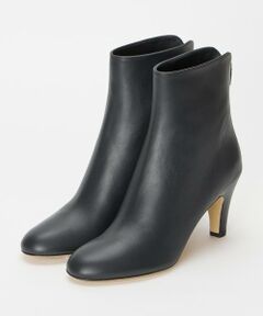 【Fall/Winter 2024】<br/><br/>足元をすっきりと魅せてくれる美しいシルエットのショートブーツ。<br/><br/>パンツにもスカートにも合わせやすいアイテムです。<br/><br/>メーカー品番:VANESSA<br/><br/>　【BRENTELLA/ブレンテッラ】<br/>BRENTAの姉妹ブランドとして、2022年より始動したイタリアンブランド。上質でありながら、気軽にお使いいただける、製品作りを目指しています。職人の高いクラフトマンシップを感じる、ものづくりが魅力的です。<br/><br/>※セール品のため外箱に傷や潰れがある場合がございます。予めご了承ください。