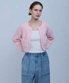 【2025 Spring & Summer】<br/><br/>ハンドニットならではの衿回りや袖口に柄編み地をつけた拘りのショートボレロカーディガン。<br/>クルーネックで裾にかけてラウンドした裾が軽さとモダンさを演出してくれます。<br/>ハンドニットながらキレイ目にもマッチするようにカジュアル過ぎない仕上げにしています。<br/>フェミニンなワンピースやカジュアルなデニムとも相性が良く、シーンの広いアイテムです。<br/>コートの中にも着られ、ショート丈なのでスタイル変化をお楽しみいただけます。<br/><br/>素材は太番手のスラブコットン糸を使用。<br/>糸を4本引きそろえてハンドニットでローゲージアイテムに仕上げています。<br/>ペールピンク、ブラックの２色展開。<br/><br/>＊＊＊＊＊＊＊＊＊＊＊＊＊＊＊＊＊＊＊＊＊＊<br/>透け感：少しあり<br/>裏地：なし<br/>伸縮性：ややあり<br/>光沢感：なし<br/>生地の厚さ：厚手<br/>生地の重さ：普通<br/>ポケット：あり<br/>手洗い：不可<br/>＊＊＊＊＊＊＊＊＊＊＊＊＊＊＊＊＊＊＊＊＊＊<br/><br/>【モデル】<br/>身長:176cm<br/>　