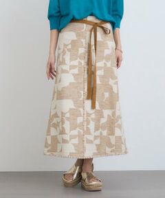 【2025 Spring & Summer】<br/><br/>すっきりとしたAラインシルエットのロングスカート。<br/>裾と前中心にフリンジをあしらったデザイン。<br/>付属のフェイクスエードのウエストベルトをサイドで結んだ着こなしがおすすめです。<br/>後ろウエストはゴム仕様です。<br/>シンプルなシルエットながらも、素材感と柄が目を引くスカートです。<br/><br/>イタリアインポートのジャガード素材。<br/>モダンなジオメトリック柄を、綿の太番手の糸でラスティックに表現した、どこかぬくもりのあるムードが魅力です。<br/><br/>＊＊＊＊＊＊＊＊＊＊＊＊＊＊＊＊＊＊＊＊＊＊<br/>透け感：なし<br/>裏地：なし<br/>伸縮性：なし<br/>光沢感：なし<br/>生地の厚さ：中<br/>生地の重さ：普通<br/>ウエスト：後ろゴム<br/>ポケット：なし<br/>手洗い：不可<br/>＊＊＊＊＊＊＊＊＊＊＊＊＊＊＊＊＊＊＊＊＊＊<br/><br/>【同素材展開アイテム】<br/>品番:30251010230　ジオメトリックジャカードジャケット<br/><br/>【モデル】<br/>身長:172cm<br/>　
