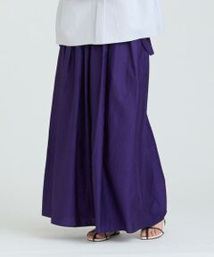 【2025 Spring & Summer】<br/><br/>サスペンダーが取り外し可能な2WAYパンツ。<br/>スカートの様なボリュームのあるパンツです。<br/>フロントはランダムなタックで分量は出しますがお腹か周りはスッキリと、バックはギャザーで大胆にボリュームを出しています。<br/>前後で印象の違うキャッチーなパンツです。<br/><br/>素材は経横共に、かなり細い糸を使用している為、非常に軽量なモールスキンになります。<br/>サテンの様な光沢としなやかさも魅力です。<br/><br/>＊＊＊＊＊＊＊＊＊＊＊＊＊＊＊＊＊＊＊＊＊＊<br/>透け感：なし<br/>裏地：なし<br/>伸縮性：なし<br/>光沢感：微光沢<br/>生地の厚さ：薄い<br/>生地の重さ：軽い<br/>ウエスト：後ろゴム<br/>ポケット：あり<br/>手洗い：可<br/>＊＊＊＊＊＊＊＊＊＊＊＊＊＊＊＊＊＊＊＊＊＊<br/><br/>【同素材展開アイテム】<br/>品番:30251012120　ライトモールスキンパネルパンツ<br/>品番:30251014050　ライトモールスキンバレルタックワンピース<br/>品番:30251013070　ライトモールスキンオフショルダーフレアスリーブブラウス<br/><br/>【モデル】<br/>身長:175cm　着用カラー:ベージュ、パープル<br/>身長:176cm　着用カラー:ネイビー<br/>　
