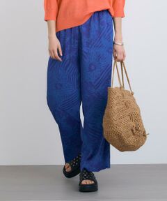【2025 Spring & Summer】<br/><br/>着こなしのアクセントになるプリントパンツ。<br/>パッチワーク風にフラワーモチーフとストライプをミックスした華やかなプリントです。<br/>ワイドすぎない程よい分量感のストレートシルエットで、コーディネートしやすいデザイン。<br/>ウエストはゴム＆ドロスト紐の仕様で、リラクシーな履き心地です。<br/>柔らかなサテン素材で肌触りも良く、艶とドレープ感でカジュアルすぎないのもポイントです。<br/>カラーは目を引く鮮やかなコーラル系と、落ち着いたブルー系の２色展開です。<br/>シルキータッチのサテン素材で、滑らかな肌触りです。<br/><br/>＊＊＊＊＊＊＊＊＊＊＊＊＊＊＊＊＊＊＊＊＊＊<br/>透け感：なし<br/>裏地：なし<br/>伸縮性：なし<br/>光沢感：あり<br/>生地の厚さ：中<br/>生地の重さ：軽い<br/>ウエスト：ゴム＋ドロスト紐<br/>ポケット：あり<br/>手洗い：可<br/>＊＊＊＊＊＊＊＊＊＊＊＊＊＊＊＊＊＊＊＊＊＊<br/><br/>【同素材展開アイテム】<br/>品番:30251014360　パッチワークフラワーワンピース<br/><br/>【モデル】<br/>身長:172cm<br/>　