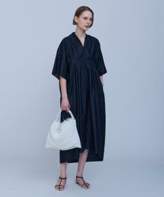 【2025 Spring & Summer】<br/><br/>サテンの様な光沢としなやかさな素材が特徴のバレルタックワンピース。<br/>フロントは６本のタックでお腹周りをスッキリと魅せ、胸元で大きく開くタックは華やかさを感じさせます。<br/>フロントはスッキリと、バックスタイルはたっぷり入ったギャザーで動きを出しています。<br/>素材は経横共にかなり細い糸を使用している為、非常に軽量なモールスキンになります。<br/><br/>＊＊＊＊＊＊＊＊＊＊＊＊＊＊＊＊＊＊＊＊＊＊<br/>透け感：なし<br/>裏地：なし<br/>伸縮性：なし<br/>光沢感：微光沢<br/>生地の厚さ：薄い<br/>生地の重さ：軽い<br/>ウエスト：ゴム仕様<br/>ポケット：あり<br/>手洗い：可<br/>＊＊＊＊＊＊＊＊＊＊＊＊＊＊＊＊＊＊＊＊＊＊<br/><br/>【同素材展開アイテム】<br/>品番:30251012060　ライトモールスキンサスペンダーパンツ<br/>品番:30251012120　ライトモールスキンパネルパンツ<br/>品番:30251013070　ライトモールスキンオフショルダーフレアスリーブブラウス<br/><br/>【モデル】<br/>身長:176cm<br/>　