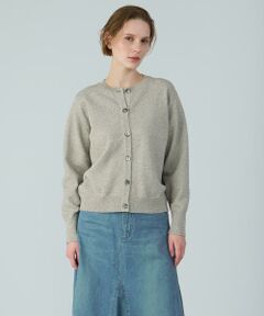 【2025 Spring & Summer】<br/><br/>ラメ素材のクルーネックカーディガン。<br/>少し大きめのシェル釦がポイントに。<br/>ベーシックなデザインで着回しやしやすく、コートインから羽織りのスタイリングなどシーズンレスで幅広く活躍します。<br/><br/>素材はそのままで使用しても肌触りに不快感を感じさせないほど超極細のラメを、更にリリヤーンにしたキックバックのある糸を使用しています。<br/>非常に軽い素材でラメの光沢が適度に乱反射し、手に取りやすい大人のキラキラ素材です。<br/><br/>＊＊＊＊＊＊＊＊＊＊＊＊＊＊＊＊＊＊＊＊＊＊<br/>透け感：なし<br/>裏地：なし<br/>伸縮性：あり<br/>光沢感：あり<br/>生地の厚さ：厚い<br/>生地の重さ：軽い<br/>ポケット：なし<br/>手洗い：不可<br/>＊＊＊＊＊＊＊＊＊＊＊＊＊＊＊＊＊＊＊＊＊＊<br/><br/>【同素材展開アイテム】<br/>品番:30241016080　ラメリリヤーンクルーネックニット<br/><br/>【モデル】<br/>身長:176cm<br/>　