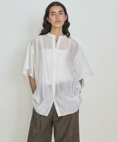 【2025 Spring&Summer】<br/><br/>カッティングとパターンで立体的なシルエットを出したミニマルなデザインのスタンドカラーシャツ。<br/><br/>脇にマチを入れることでよりフォルムを感じられるデザインです。<br/><br/>羽織りとしてもおすすめの1枚。<br/><br/>なめらかな光沢が特徴のフィラメント糸を使用することで程よいシャイニー感を表現。<br/><br/>透け感のあるライトウエイト素材にバイオ加工を施し、よりパウダリーでソフトな風合いに仕上げました。<br/><br/>＊＊＊＊＊＊＊＊＊＊＊＊＊＊＊＊＊＊＊＊＊＊<br/>透け感：ややあり<br/>裏地：なし<br/>伸縮性：なし<br/>光沢感：あり<br/>生地の厚さ：薄い<br/>生地の重さ：軽い<br/>ポケット：なし<br/>手洗い：可<br/>＊＊＊＊＊＊＊＊＊＊＊＊＊＊＊＊＊＊＊＊＊＊<br/><br/>【モデル】<br/>身長:176cm　着用カラー:オフホワイト、ブラウン<br/>身長:177cm　着用カラー:ラベンダー<br/>　