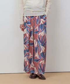 【2025 FALL & WINTER Pre Collection】<br/><br/>大胆な柄が目を引く、ワイドシルエットのイージーパンツ。<br/><br/>落ち感のある素材なので、ストンとしたすっきりとしたシルエットで着ていただけます。ウエストはゴム仕様でリラクシーな履き心地。<br/><br/>イタリアのインポート生地を使用した、ソフトで程よい光沢感の薄手のサテン素材です。<br/><br/>極楽花(クレインフラワー)やアンスリウムを思わせる花々を大胆なタッチで表現したプリント。スモーキーなモーヴピンクをベースに、鮮やかな赤やパープルを絶妙にミックスしたカラーがどこかヴィンテージライクな雰囲気に。<br/><br/>＊＊＊＊＊＊＊＊＊＊＊＊＊＊＊＊＊＊＊＊＊＊<br/>透け感：なし<br/>裏地：あり<br/>伸縮性：なし<br/>光沢感：あり<br/>生地の厚さ：薄い<br/>生地の重さ：軽い<br/>ウエスト：ゴム<br/>ポケット：あり<br/>手洗い：可<br/>＊＊＊＊＊＊＊＊＊＊＊＊＊＊＊＊＊＊＊＊＊＊<br/><br/>【同素材展開アイテム】<br/>品番:30252014220 クレインフラワーシャーリングワンピース<br/><br/>【モデル】<br/>身長:173cm　