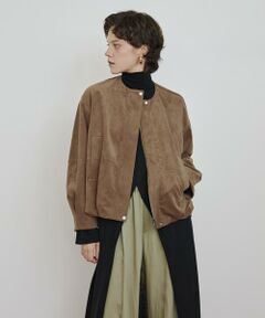 【2025 FALL & WINTER Collection】<br/><br/>フロント裾はバルーンシルエットに、バック裾はゴムでギャザーシルエットに仕立てた、カジュアルなブルゾン。<br/><br/>脇からのタックとギャザーをたっぷりと入れたフォルムは、本革では表現できない、ボリューム感のある贅沢な作りに仕上げています。<br/><br/>一部に再生ポリエステルを使用したスエード調の人工皮革。本革の構造を模した特殊な不織布構造で、本革には無い通気性の良さが特徴のアイテムです。<br/><br/>＊＊＊＊＊＊＊＊＊＊＊＊＊＊＊＊＊＊＊＊＊＊<br/>透け感：なし<br/>裏地：あり<br/>伸縮性：なし<br/>光沢感：なし<br/>生地の厚さ：薄い<br/>生地の重さ：軽い<br/>ポケット：あり<br/>手洗い：不可<br/>＊＊＊＊＊＊＊＊＊＊＊＊＊＊＊＊＊＊＊＊＊＊<br/><br/>【モデル】<br/>身長:177cm　着用カラー:ターコイズ<br/>身長:175cm　着用カラー:キャメル<br/>　