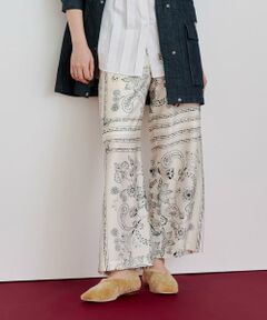 【2025 FALL & WINTER Collection】<br/><br/>オフホワイトカラーに繊細なペイズリー柄をプリントしたイージーパンツ。<br/><br/>太すぎず細すぎずのストレートシルエットで、スカーフ柄のラインを脇に配すことで、視覚効果でよりスッキリ見えるのもポイントです。<br/><br/>ウエストはゴム仕様でリラクシーな履き心地。<br/><br/>上品な光沢感、ソフトで落ち感のあるサテン素材です。<br/><br/>＊＊＊＊＊＊＊＊＊＊＊＊＊＊＊＊＊＊＊＊＊＊<br/>透け感：ややあり<br/>裏地：あり<br/>伸縮性：なし<br/>光沢感：あり<br/>生地の厚さ：薄い<br/>生地の重さ：軽い<br/>ウエスト：ゴム<br/>ポケット：あり<br/>手洗い：不可<br/>＊＊＊＊＊＊＊＊＊＊＊＊＊＊＊＊＊＊＊＊＊＊<br/><br/>【同素材展開アイテム】<br/>品番:30252014270 スカーフプリントワンピース<br/><br/>【モデル】<br/>身長:175cm　
