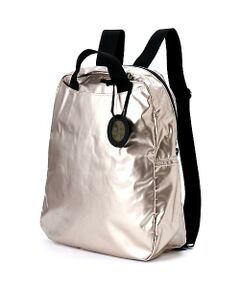 フランス製であるジャックゴムのバッグはさりげなく機能的といった魅力をバッグび込めて生産してます。撥水性、耐久性、軽量に優れたコーティング地を仕様して、デザインを追求したバッグです。