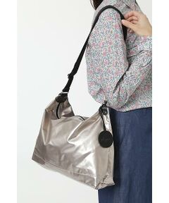 フランス製であるジャックゴムのバッグはさりげなく機能的といった魅力をバッグに込めて生産しています。撥水性、耐久性、軽量に優れたコーティング地を仕様して、デザインを追求したバッグです。
