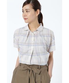 襟の形にニュアンスのあるシャツです。ボタンを２つ外してラフに着るのがお勧めです。後ろに少し襟を抜きやすい襟になっています。薄く軽い生地なので体から離れる涼しいシルエットです。ブラウスが多い中で一枚で簡単に着られるシャツです。
