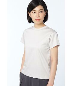 スムース素材のモックネックTシャツです。スタンドカラーで素材感もキレイメなのでデイリーなカジュアルスタイルはモチロン、お仕事にも着て頂けるデザインです。シンプルなデザインなので今年トレンドのボリュームスカートとも好バランスで着られます。