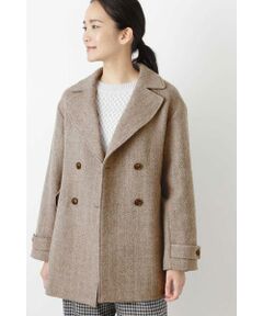 とてもふくらみのあるウール素材のミドル丈コートです。世界でも希少な英国織機で織りあげたウールを使用しております。シンプルなピーコートにやや大きめの衿が女性らしい雰囲気に。今年はヘリンボーンのグレージュとネイビー、ブラウン系のチェックの３カラー展開です。
